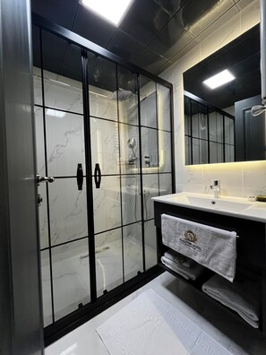 Shower, hair dryer, slippers, towels - SHELTONS HOTEL KIRIKKALE (Kirikkale)