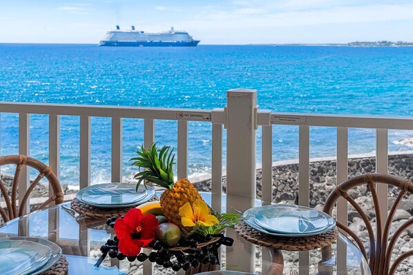 Outdoor dining - Sea Village 4108: Oceanfront 2BR Condo with Pool, Near Downtown Kona (Kailua-Kona)