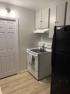 Microondas, horno, placa de cocina