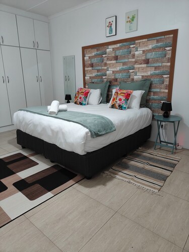 One bedroom, spacious guest house in a quiet neighbourhood. 