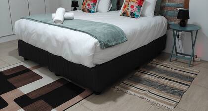 One bedroom, spacious guest house in a quiet neighbourhood.