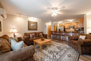 Smart TV, fireplace, computer monitors - Awesome Ski in/Out, K, 2q,Resort Plaza Pool Hot Tub Sleeps 6 (Park City)