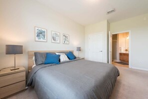 3 habitaciones, tabla de planchar con plancha, wifi y ropa de cama 