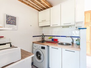 Geladeira, micro-ondas, talheres/pratos/utensílios de cozinha