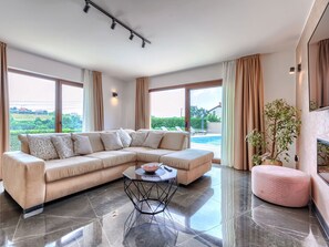 Televisión y chimenea 