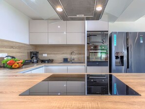 Een koelkast, een magnetron, een oven, een vaatwasser