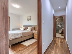 4 slaapkamers, een strijkplank/strijkijzer, wifi