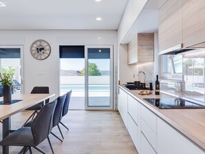 Réfrigérateur, micro-ondes, four, lave-vaisselle