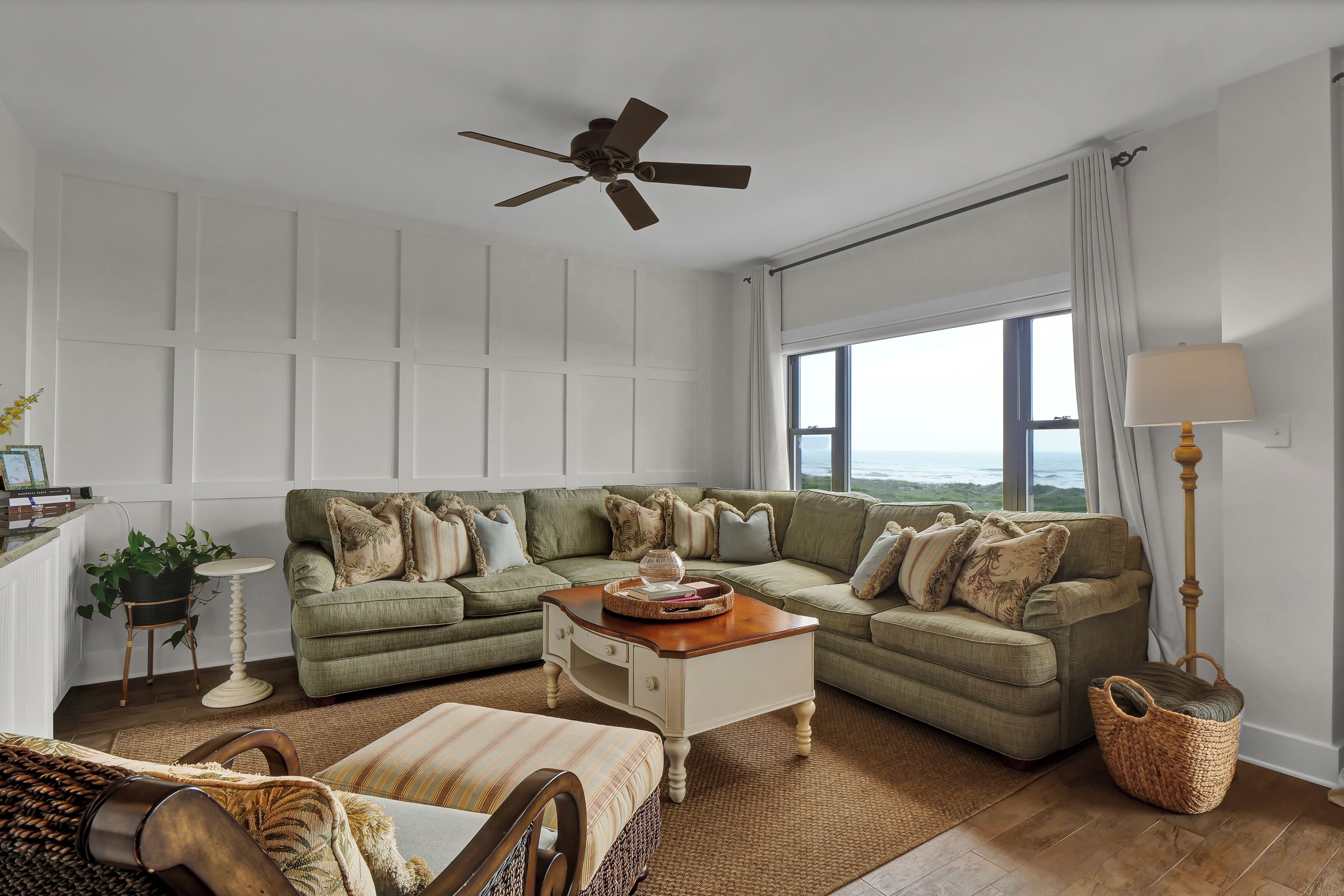 Prime Oceanfront Location: Pool, Balcony & Tennis Court