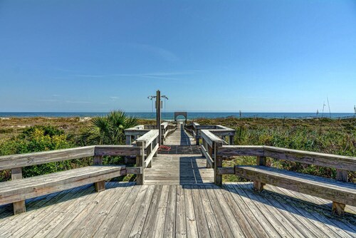 Prime Oceanfront Location: Pool, Balcony & Tennis Court