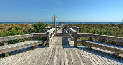 Prime Oceanfront Location: Pool, Balcony & Tennis Court