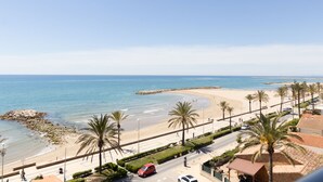 A coastal road with a beach and palm trees. - Apartment Garbi by Interhome (Cunit)