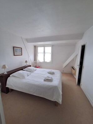 3 soverom, strykejern/-brett, internettilgang og sengetøy