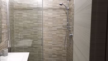 Regadera, secadora de cabello, bidet, toallas