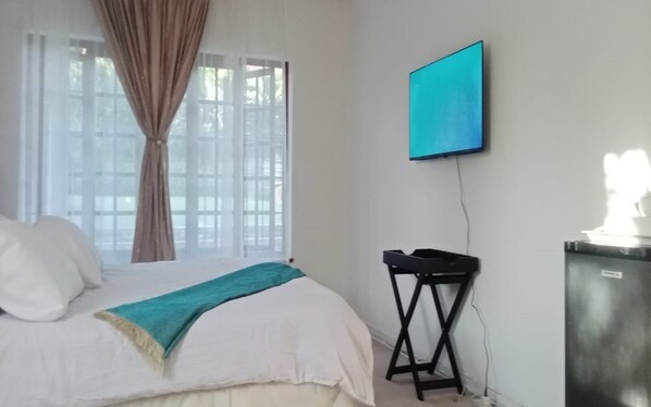 1 dormitorio, tabla de planchar con plancha, wifi y ropa de cama