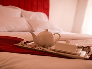 1 bedroom, iron/ironing board, WiFi, bed sheets - En-suite family size room with pool view. (Sandton)