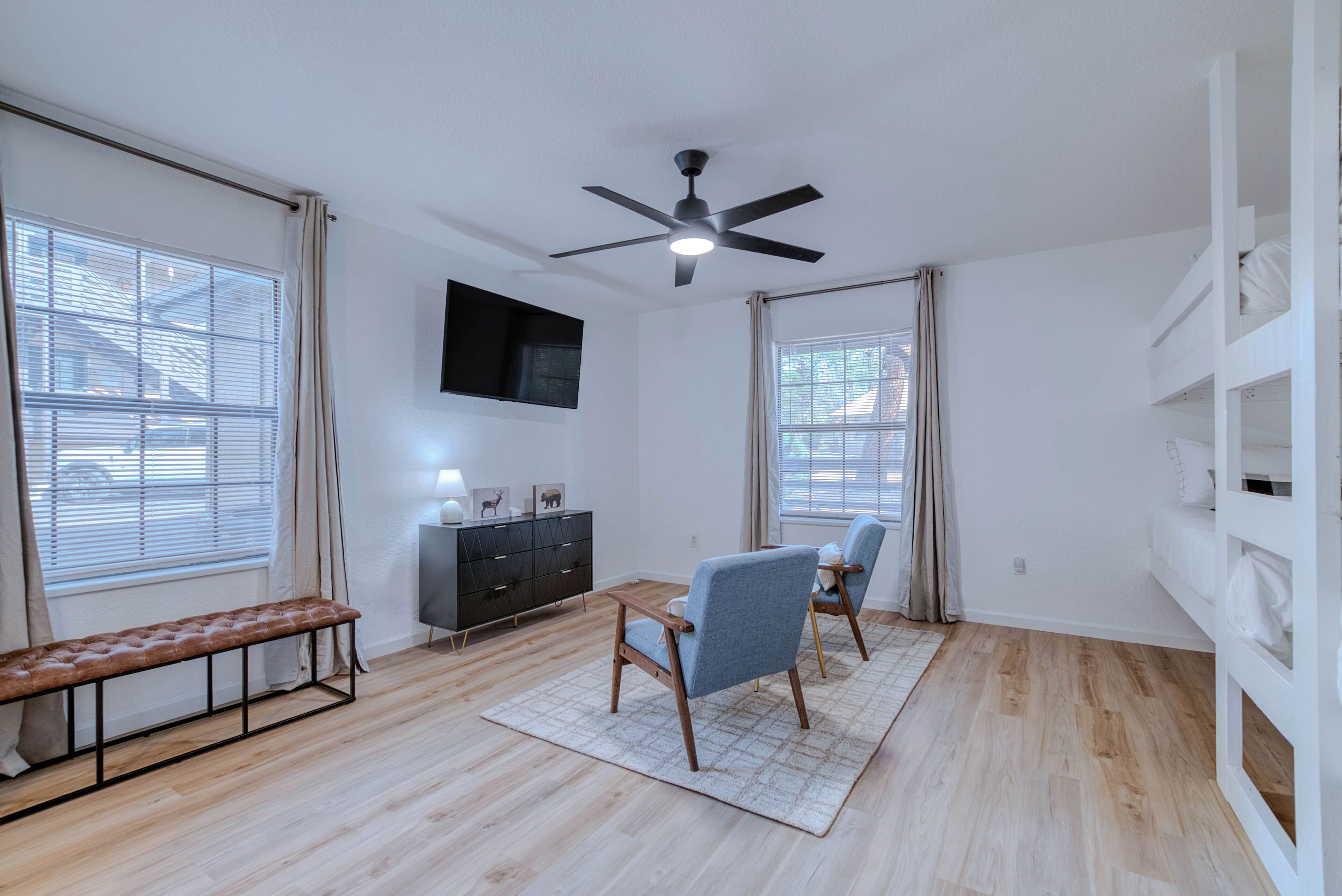 2 soverom, skrivebord, reiseseng for barn og wi-fi (inkludert)