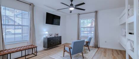 2 soverom, skrivebord, reiseseng for barn og wi-fi (inkludert)