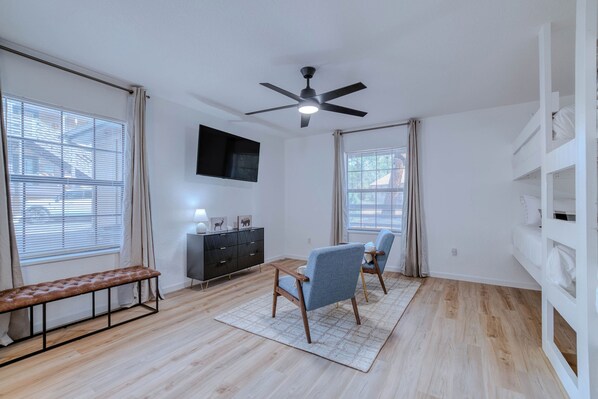 2 soverom, skrivebord, reiseseng for barn og wi-fi (inkludert)