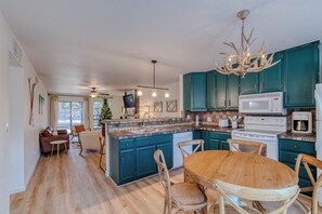 Køleskab, mikrobølgeovn, ovn, kogeplade