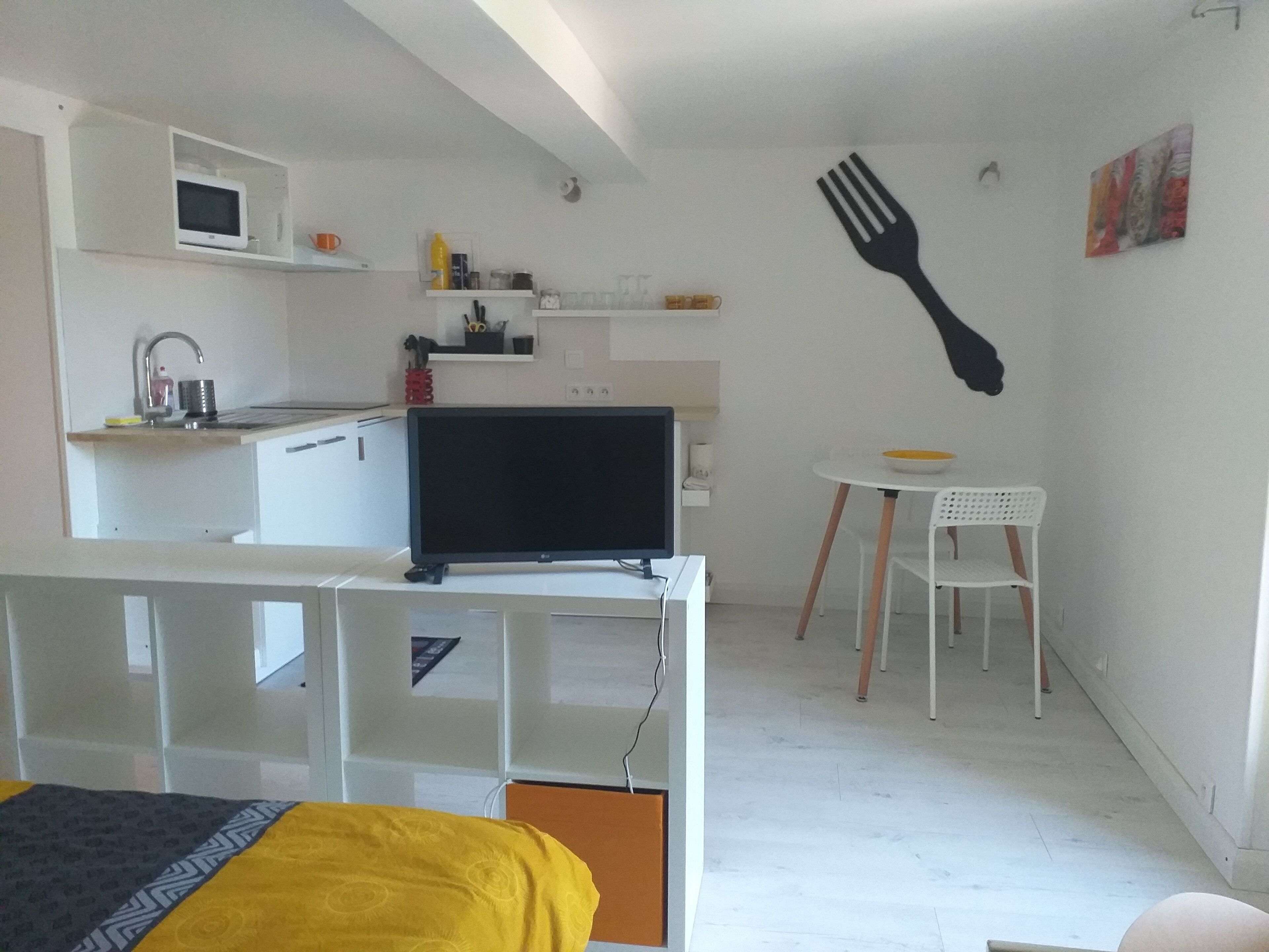 1 habitación, tabla de planchar con plancha, wifi y ropa de cama 