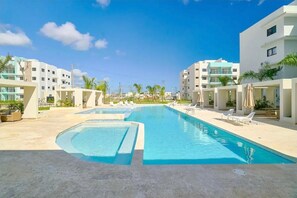 Outdoor pool - Disfruta el Lujo & Descanso en Apartamento 2 Hab (Punta Cana)