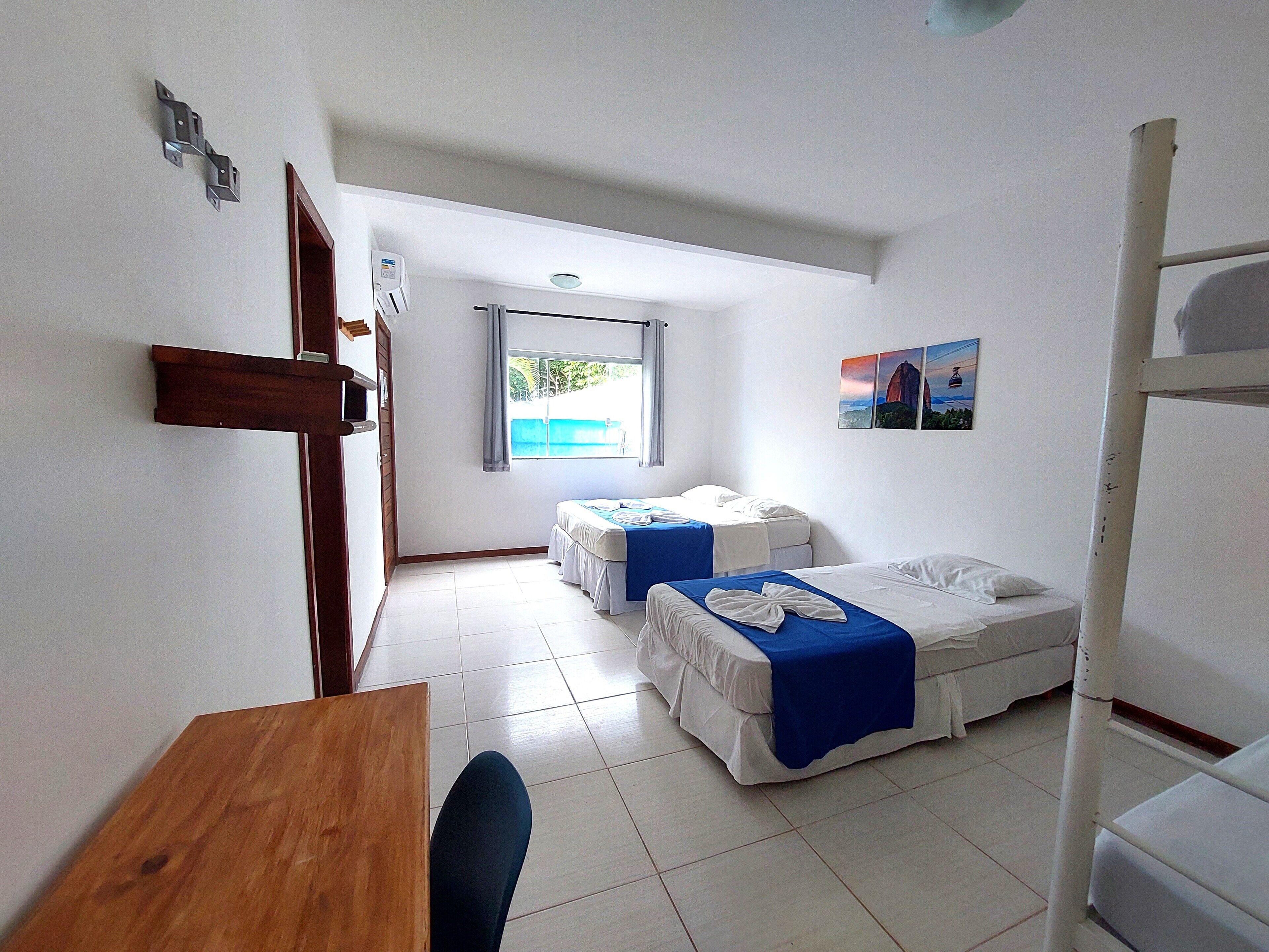 Quarto quádruplo família, banheiro privativo | Escrivaninha, espaço de trabalho para notebook