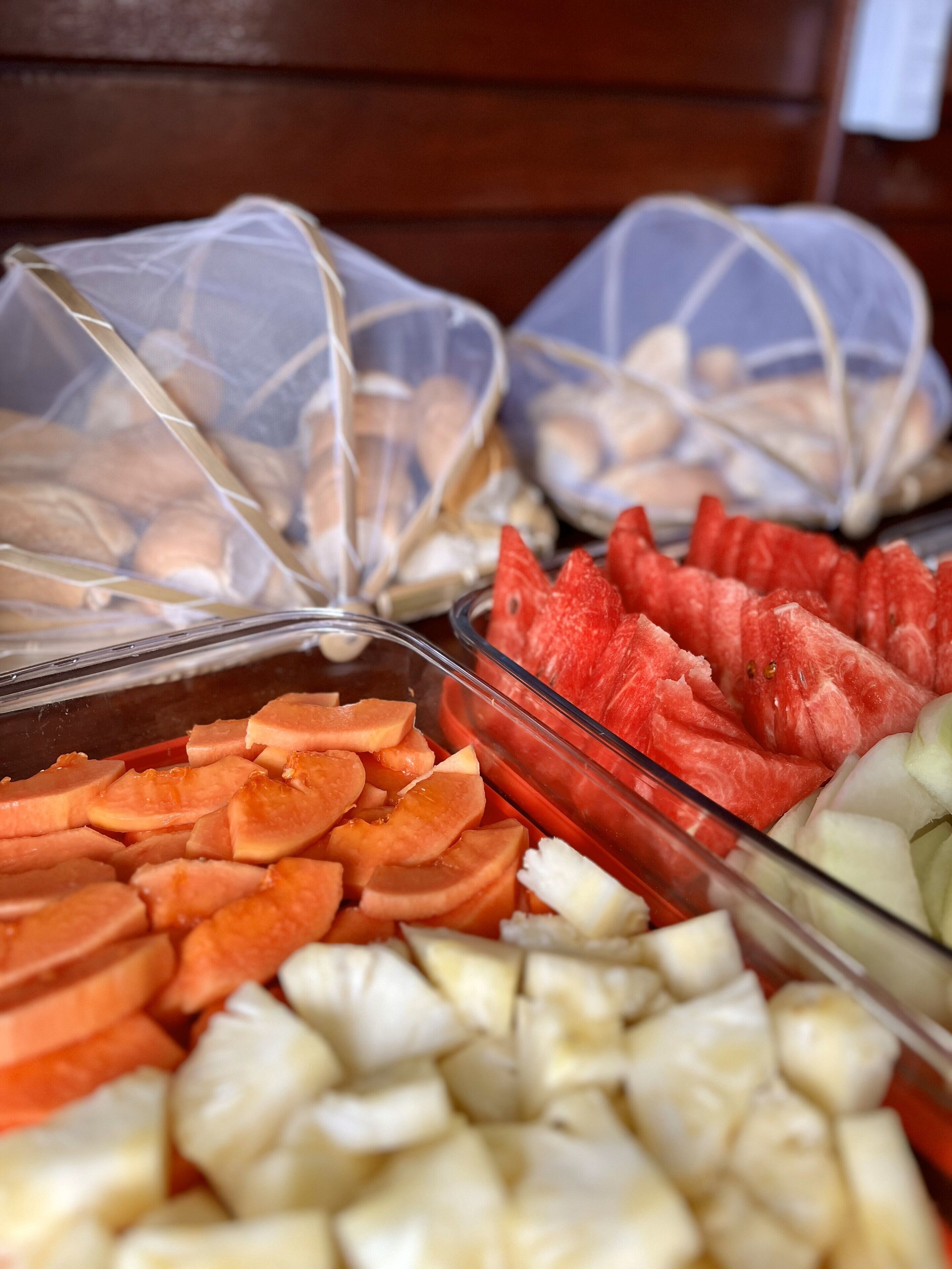 Een buffet met diverse soorten fruit en groenten.