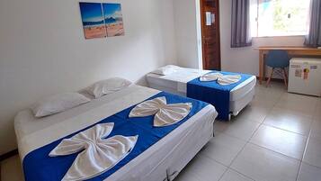 Habitació triple estàndard, bany privat | Escriptori i espai de treball apte per a portàtils