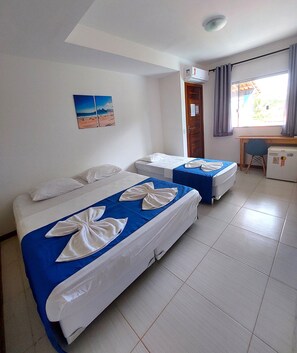 Kolmen hengen standard-huone, oma kylpyhuone | Työpöytä, kannettavalle tietokoneelle sopiva työtila