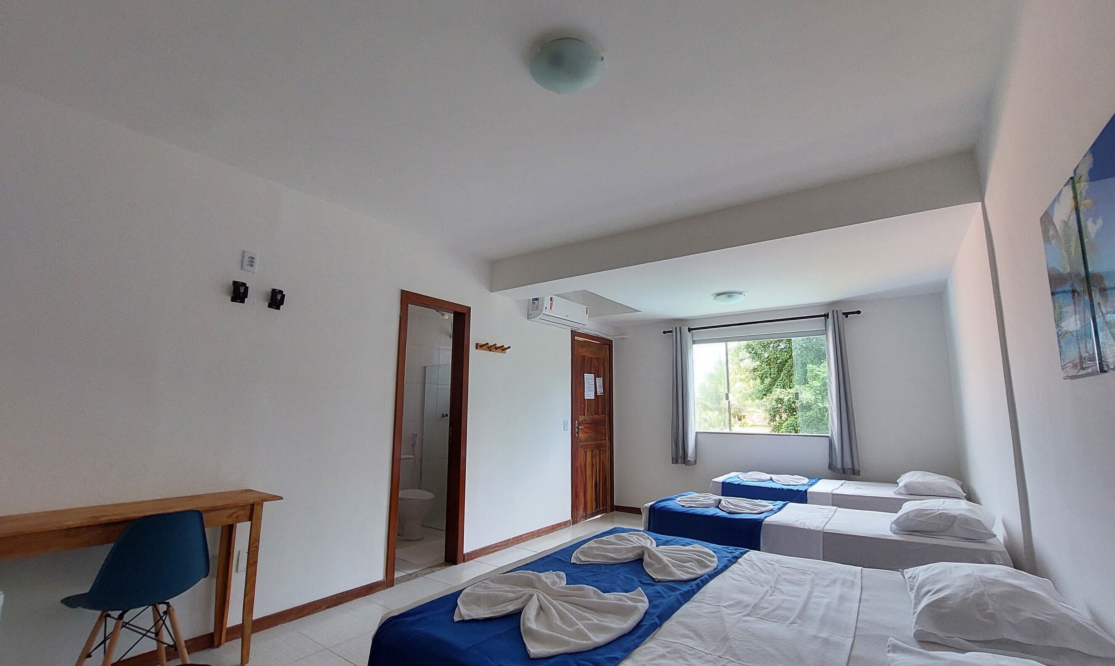 Habitación cuádruple estándar, baño privado | Escritorio y espacio para trabajar con un portátil