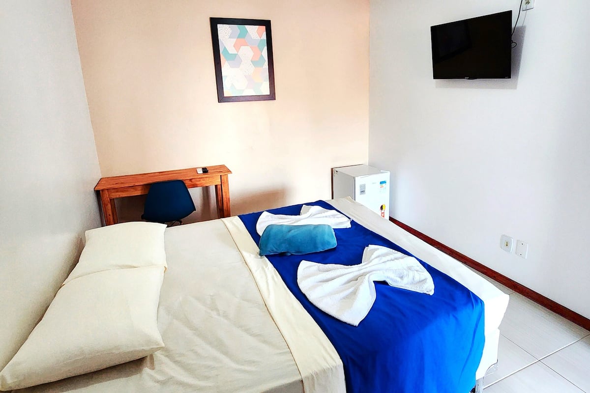 Standaard kamer, 1 twee- of 2 eenpersoonsbedden, privébadkamer | Een bureau, een laptopwerkplek, een strijkplank/strijkijzer, gratis wifi