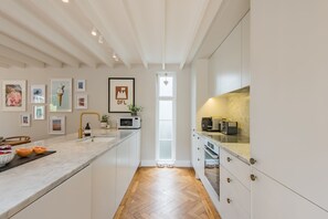 Frigorifero, microonde, forno, piano cottura