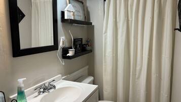 Ducha, secador de pelo, toallas y jabón