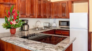 Standard Villa, Balcony, Beach View | Shared kitchen | Coffee/tea maker, toaster, dining tables