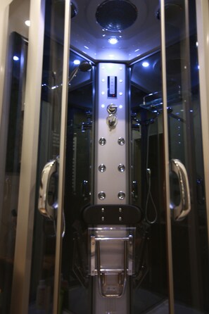 Dusche, Haartrockner, Handtücher, Seife