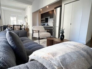 Living area - Luxe FiDi Studio (New York)