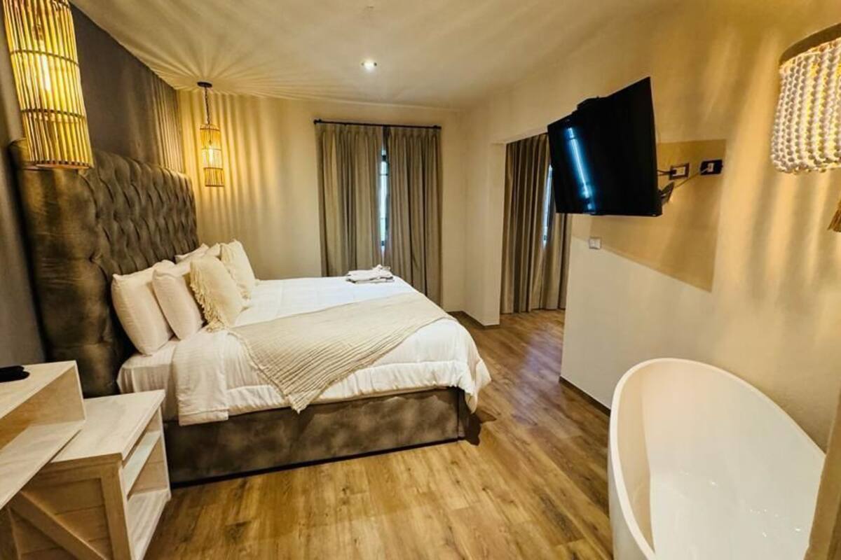 Deluxe Room | Premium bedding, WiFi (free), bed sheets