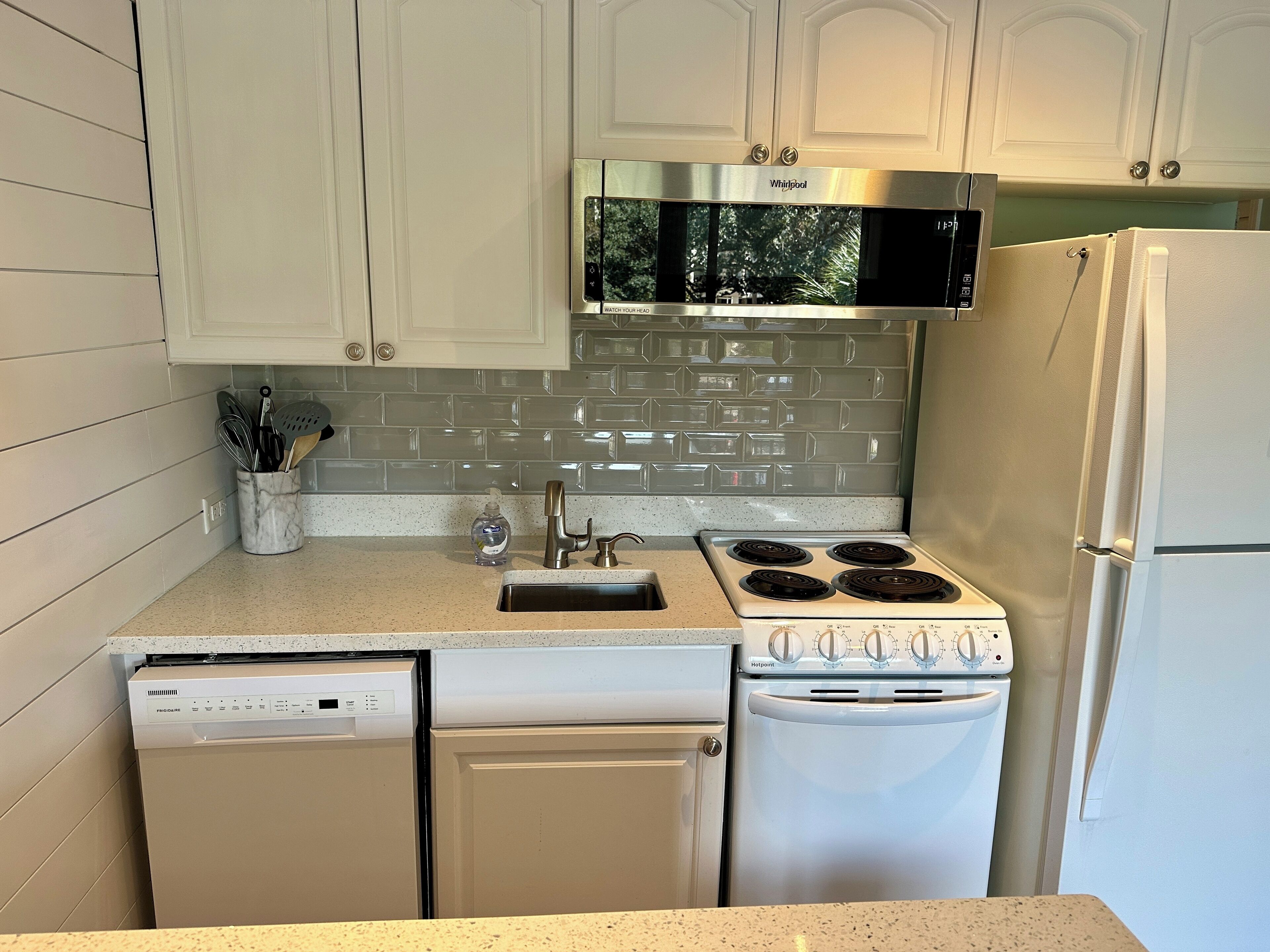 Frigorifero, microonde, forno, piano cottura