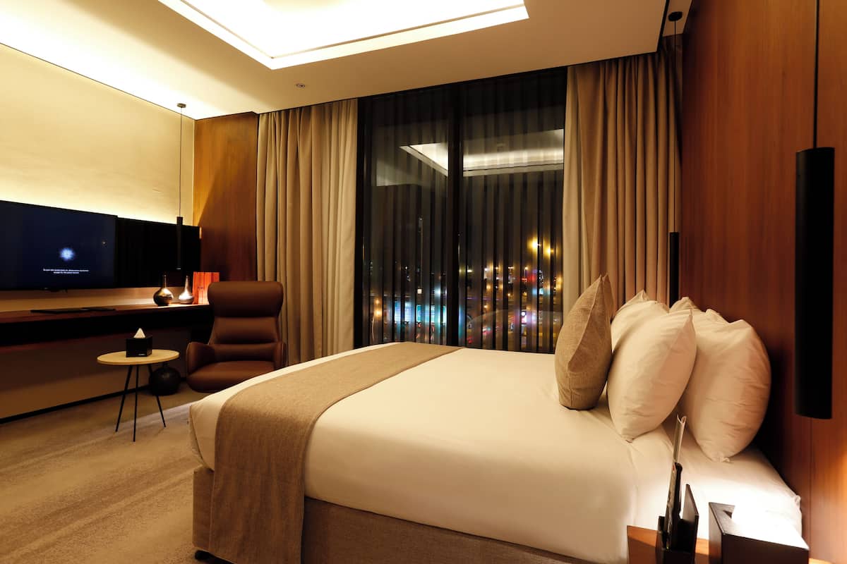 Egyptian cotton sheets, premium bedding, minibar, in-room safe