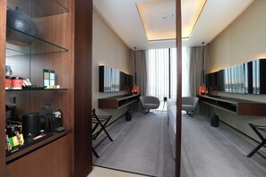 Egyptian cotton sheets, premium bedding, minibar, in-room safe - ALMA Hotel Riyadh (Riyadh)