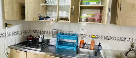 Kjøleskap, mikrobølgeovn, kaffetrakter/tekoker og kaffekvern