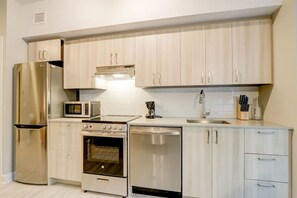 Kühlschrank, Mikrowelle, Ofen, Geschirrspüler