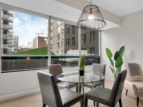 Luxe 1BR Apt with Skyline Views near Bytown Museum