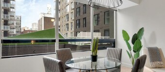 Luxe 1BR Apt with Skyline Views near Bytown Museum