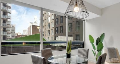 Luxe 1BR Apt with Skyline Views near Bytown Museum