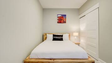 Escritorio, tabla de planchar con plancha, cuna de viaje y wifi gratis