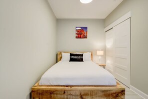 Schreibtisch, Bügeleisen/Bügelbrett, Reisekinderbett, kostenloses WLAN