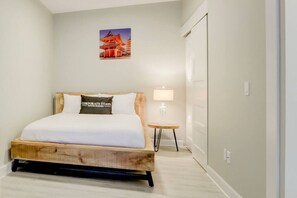 1 Schlafzimmer, Schreibtisch, Bügeleisen/Bügelbrett, Reisekinderbett