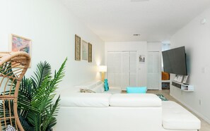 Una Smart TV, una chimenea, libros, un reproductor estéreo